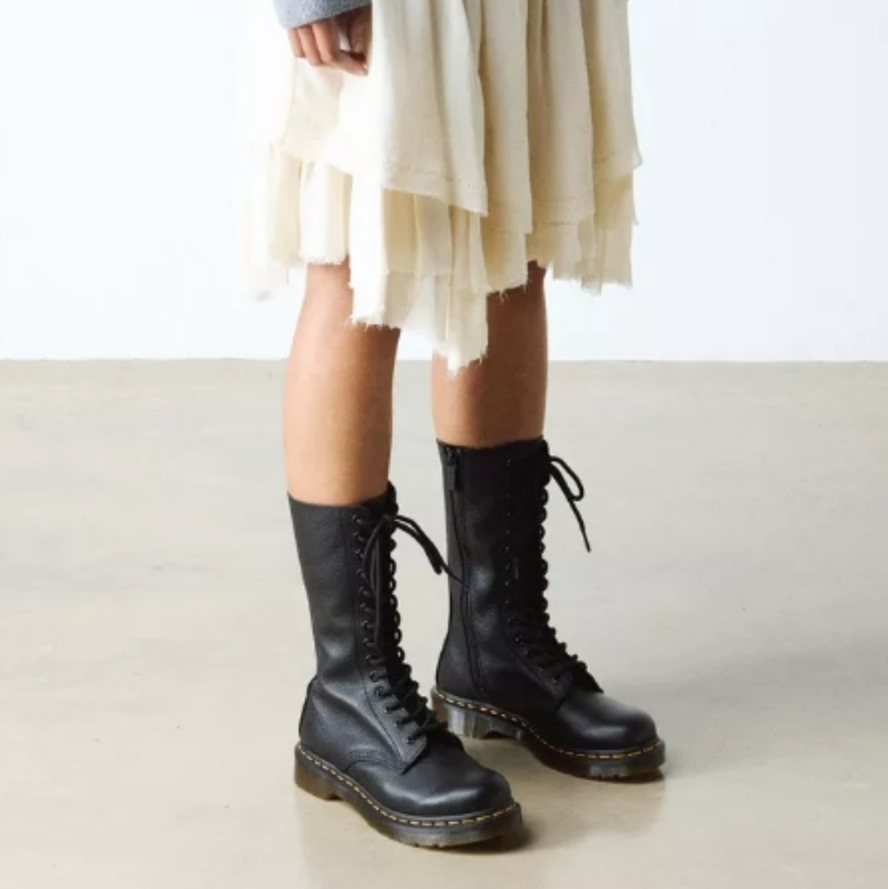 Excellent Condition Dr. Martens 1B99 Pebble Leather Calf Boot.